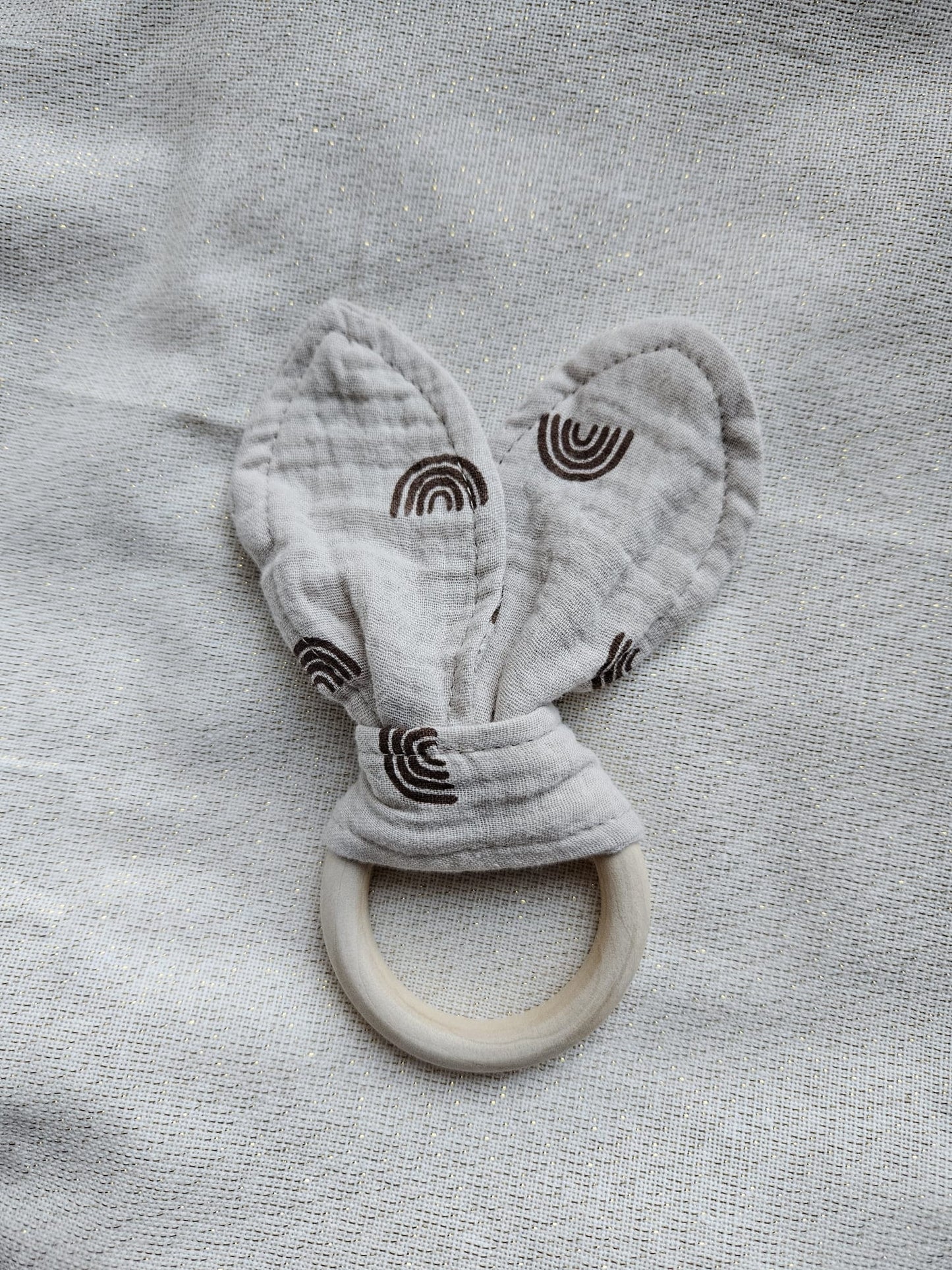 Greifring Musselin mit Namen, personalisiert – Baby Greifling aus Holz & Baumwolle – Geschenk zur Geburt & Taufe