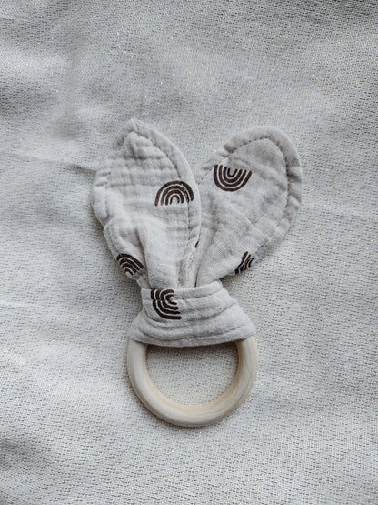 Greifring Musselin mit Namen, personalisiert – Baby Greifling aus Holz & Baumwolle – Geschenk zur Geburt & Taufe