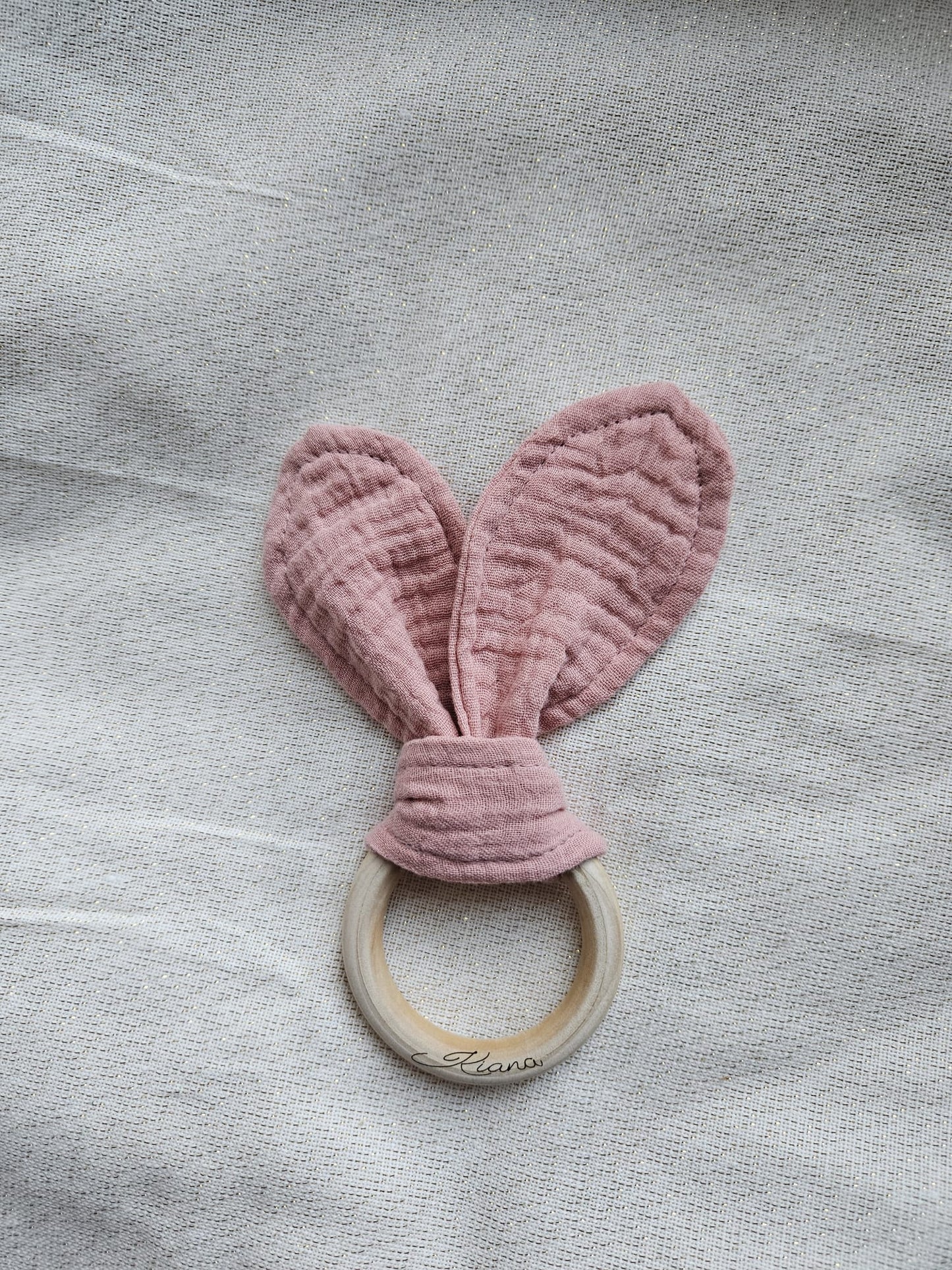 Greifring Musselin mit Namen, personalisiert – Baby Greifling aus Holz & Baumwolle – Geschenk zur Geburt & Taufe