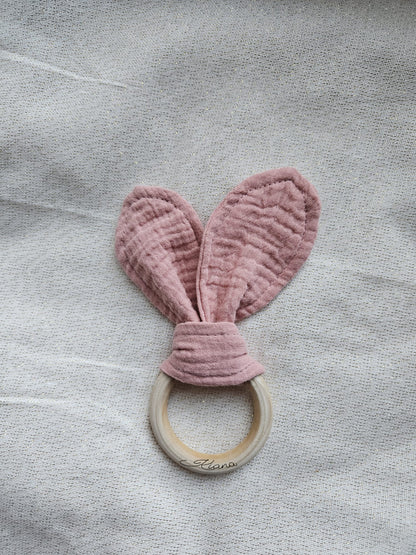 Greifring Musselin mit Namen, personalisiert – Baby Greifling aus Holz & Baumwolle – Geschenk zur Geburt & Taufe