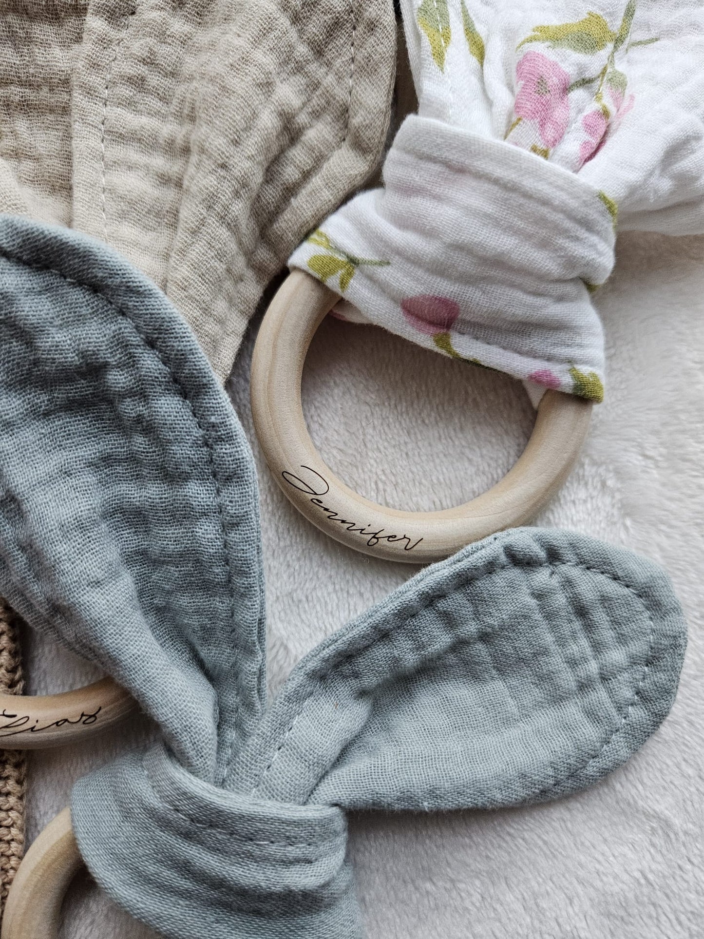 Greifring Musselin mit Namen, personalisiert – Baby Greifling aus Holz & Baumwolle – Geschenk zur Geburt & Taufe