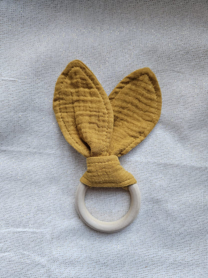 Greifring Musselin mit Namen, personalisiert – Baby Greifling aus Holz & Baumwolle – Geschenk zur Geburt & Taufe