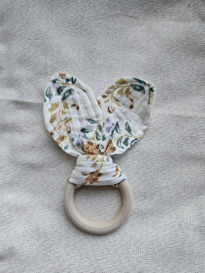 Greifring Musselin mit Namen, personalisiert – Baby Greifling aus Holz & Baumwolle – Geschenk zur Geburt & Taufe