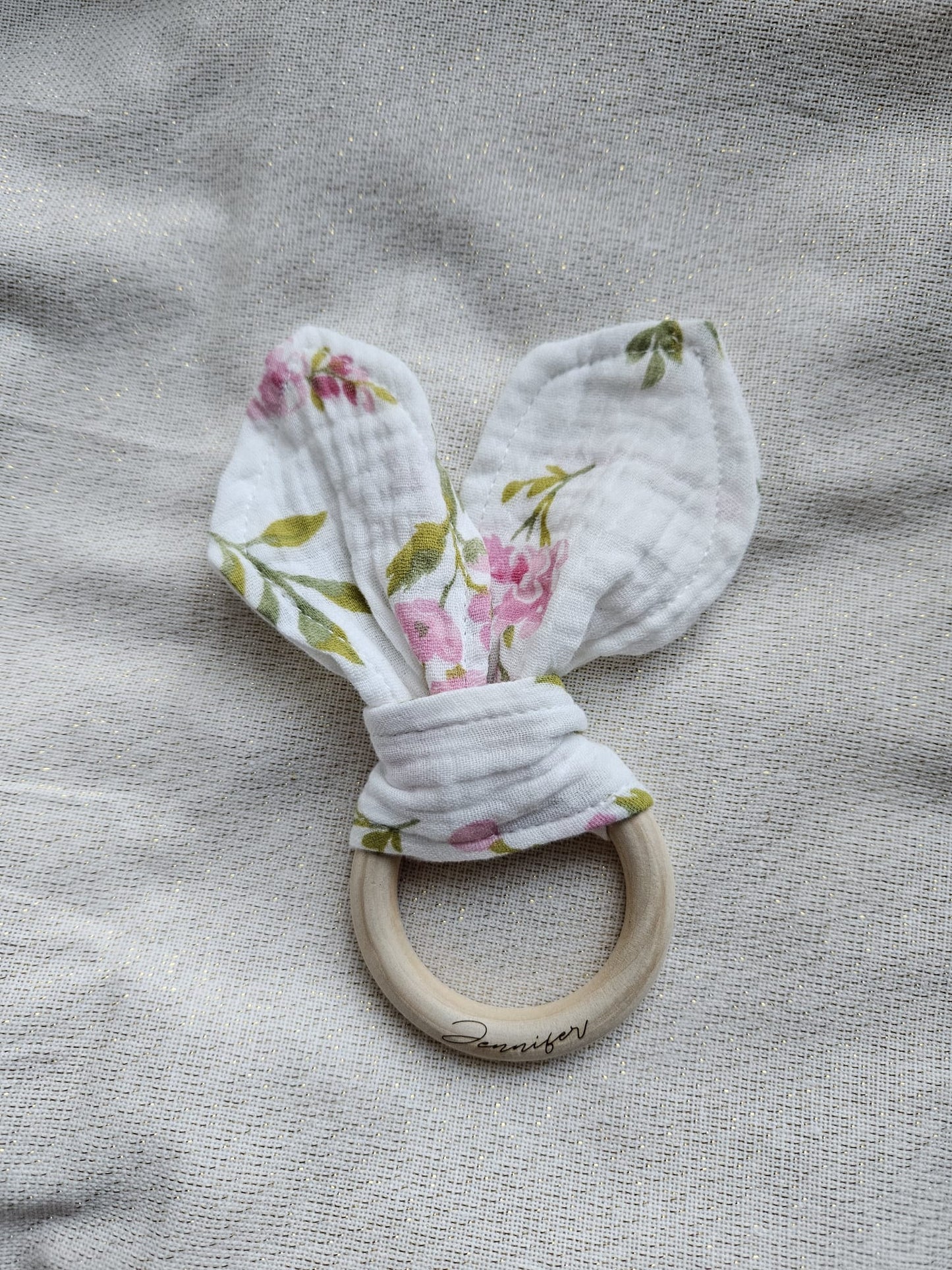 Greifring Musselin mit Namen, personalisiert – Baby Greifling aus Holz & Baumwolle – Geschenk zur Geburt & Taufe