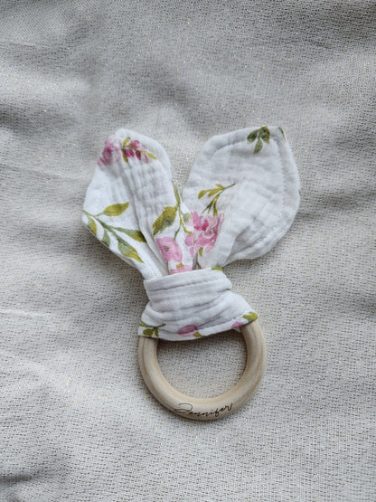 Greifring Musselin mit Namen, personalisiert – Baby Greifling aus Holz & Baumwolle – Geschenk zur Geburt & Taufe