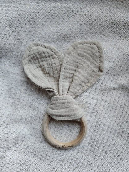 Greifring Musselin mit Namen, personalisiert – Baby Greifling aus Holz & Baumwolle – Geschenk zur Geburt & Taufe