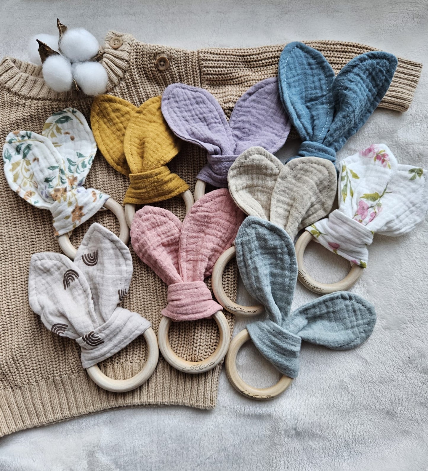 Greifring Musselin mit Namen, personalisiert – Baby Greifling aus Holz & Baumwolle – Geschenk zur Geburt & Taufe