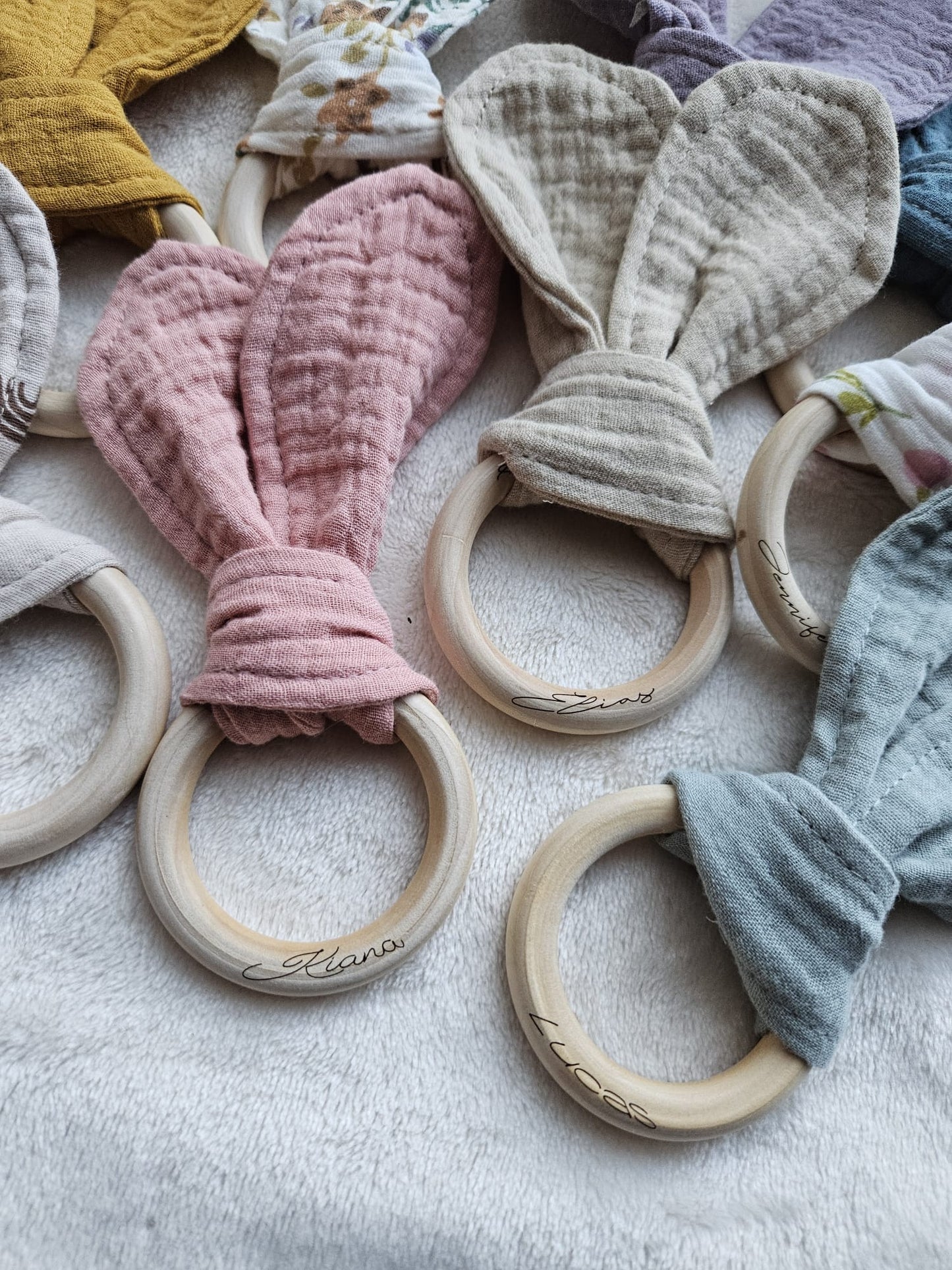 Greifring Musselin mit Namen, personalisiert – Baby Greifling aus Holz & Baumwolle – Geschenk zur Geburt & Taufe