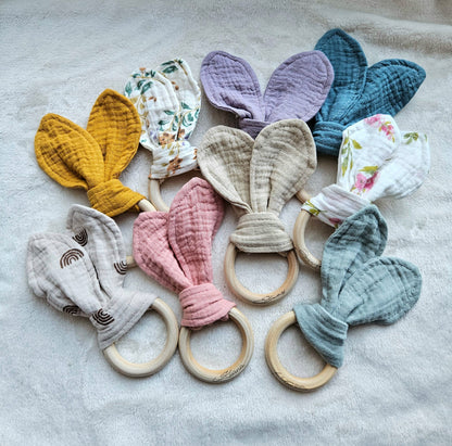 Greifring Musselin mit Namen, personalisiert – Baby Greifling aus Holz & Baumwolle – Geschenk zur Geburt & Taufe