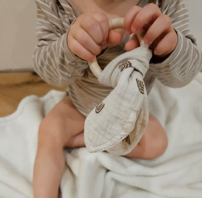 Greifring Musselin mit Namen, personalisiert – Baby Greifling aus Holz & Baumwolle – Geschenk zur Geburt & Taufe