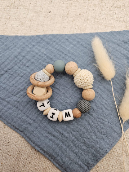 Baby Greifling mit Namen - Babyrassel blau- Geschenk zur Geburt-Handgefertigt & BPA-frei