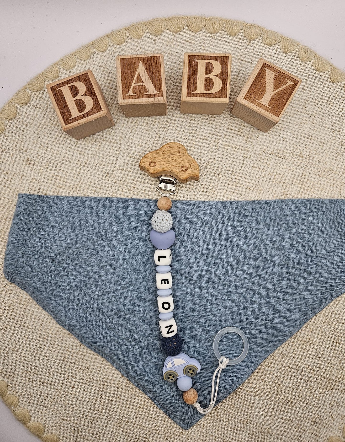 Personalisiertes Babygeschenk - Schnullerkette mit Namen - Auto Motiv –  zur Geburt & Taufe