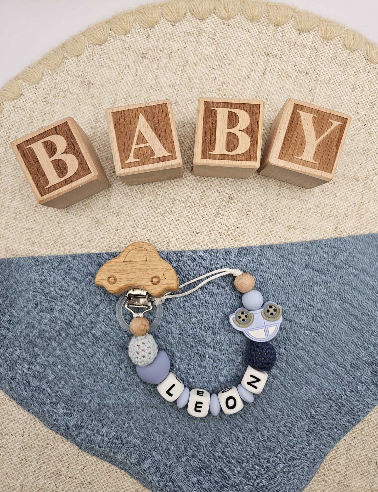 Personalisiertes Babygeschenk - Schnullerkette mit Namen - Auto Motiv –  zur Geburt & Taufe