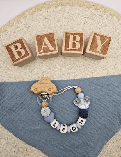 Personalisiertes Babygeschenk - Schnullerkette mit Namen - Auto Motiv –  zur Geburt & Taufe