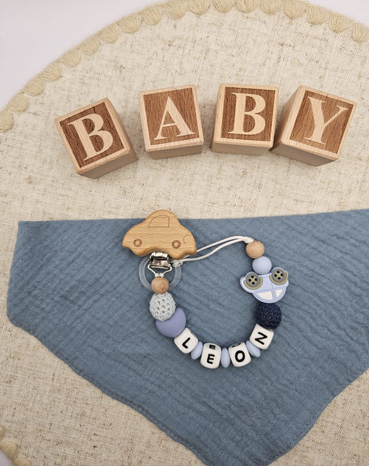 Personalisiertes Babygeschenk - Schnullerkette mit Namen - Auto Motiv –  zur Geburt & Taufe