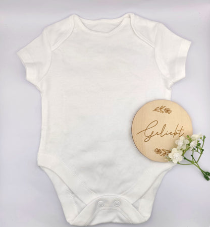 Geschenkbox Baby personalisiert – Body immer dabei | Auswahl: Schnullerkette, Greifling, Anhänger | Handmade in Austria, BPA-frei