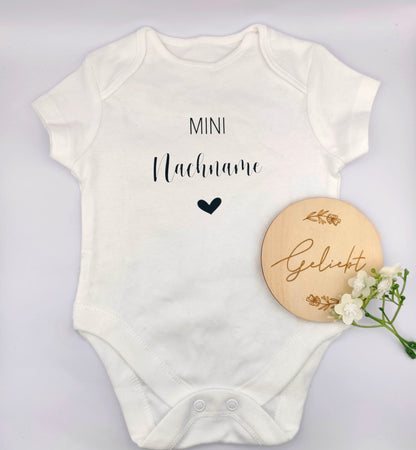 Baby Body mit Text aus 100 % Baumwolle – bestickt mit Namen oder Text