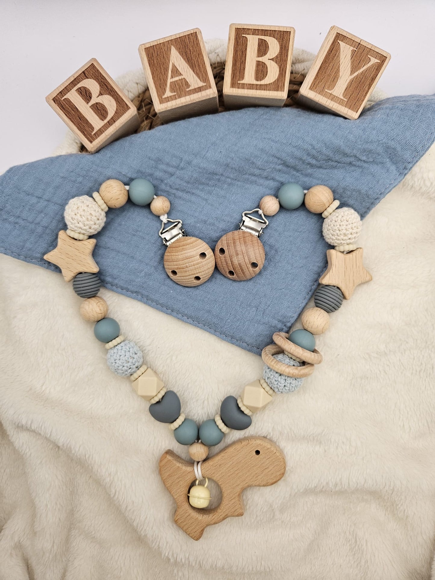 Personalisierte Kinderwagenkette für Jungen mit Namen – Grau Blau mit Sternen | BPA-frei