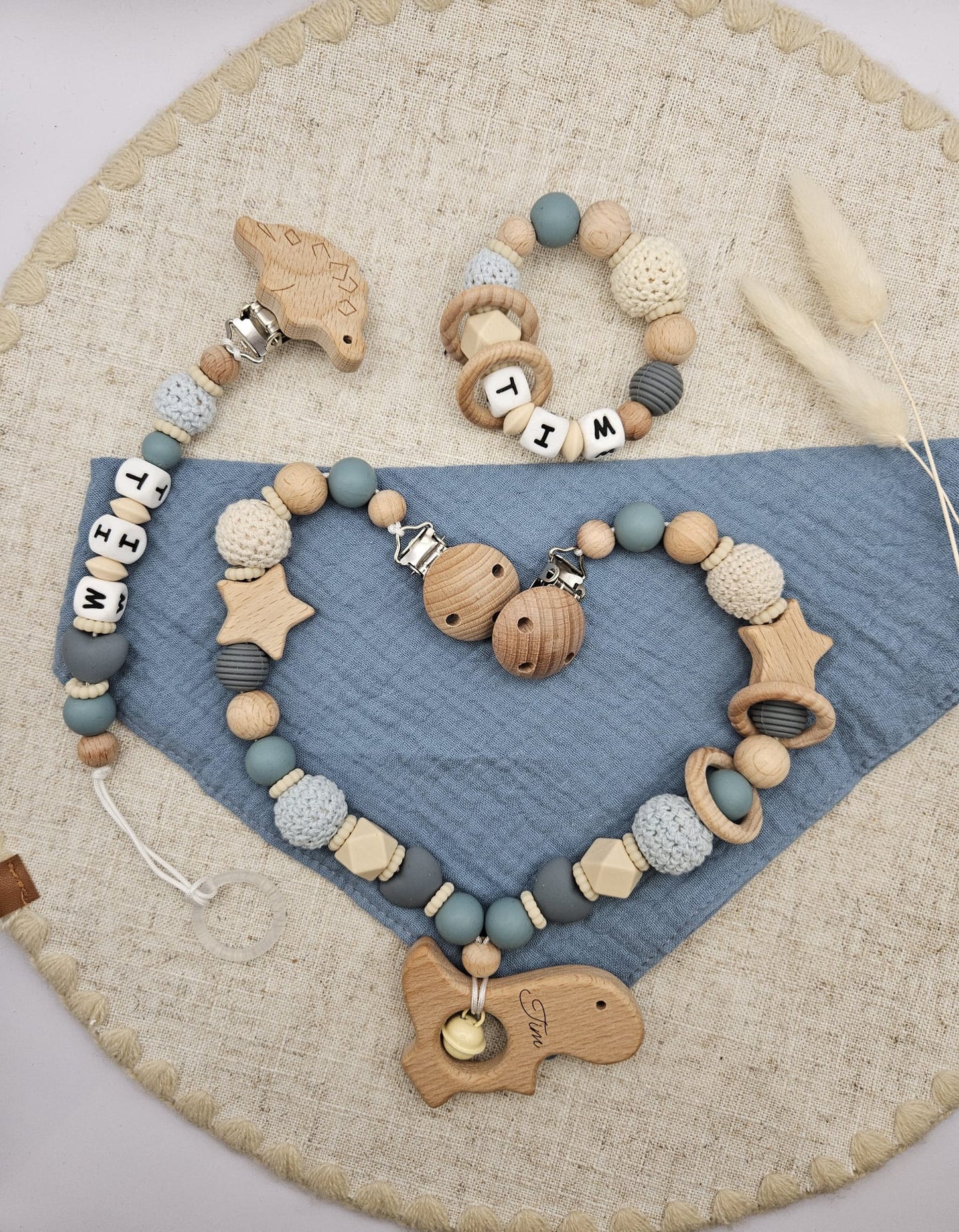 Modernes 3-teiliges Baby Set mit Namen. Kinderwagenkette, Schnullerkette & Greifling, BPA-frei & sicher
