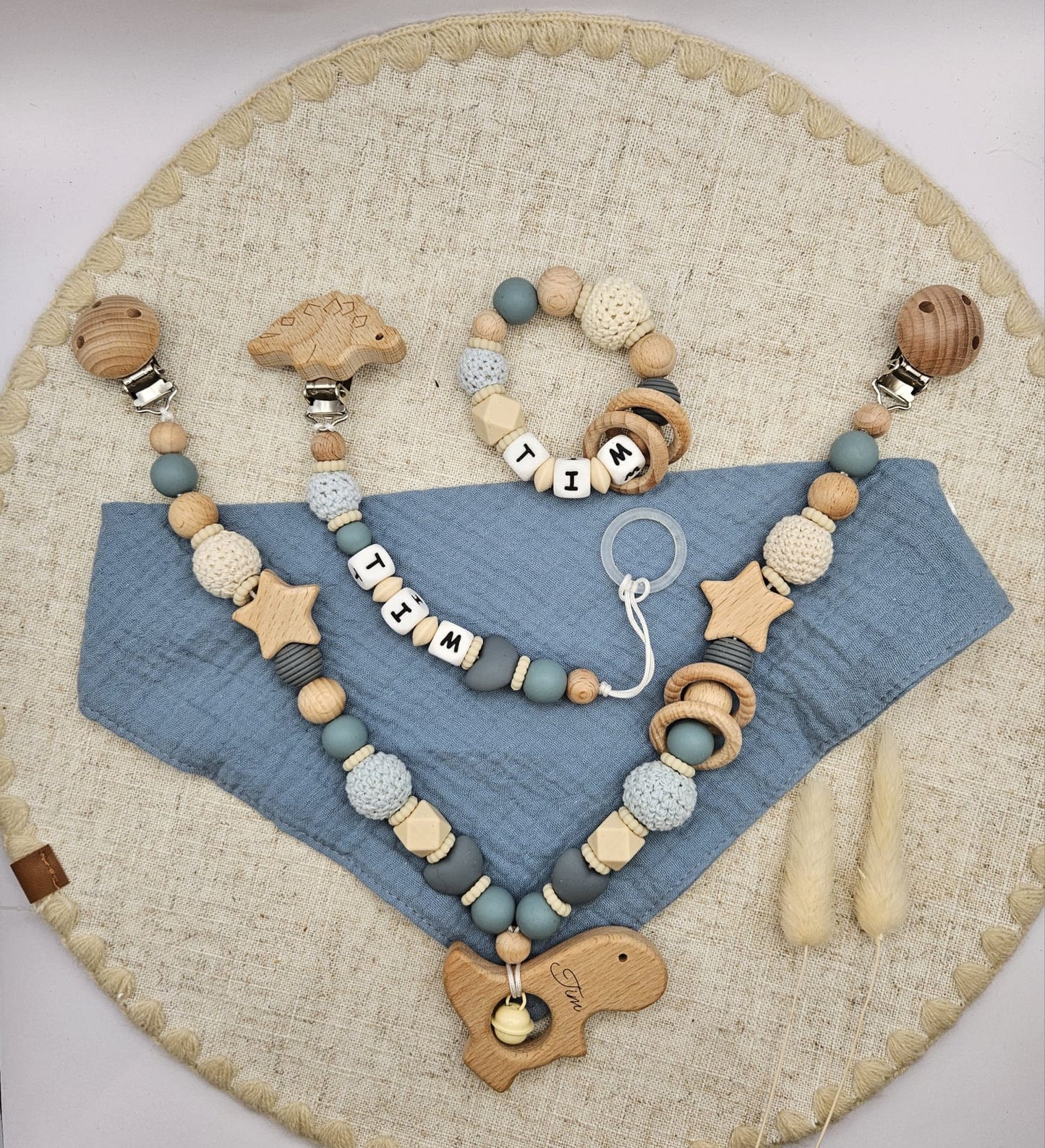 Modernes 3-teiliges Baby Set mit Namen. Kinderwagenkette, Schnullerkette & Greifling, BPA-frei & sicher