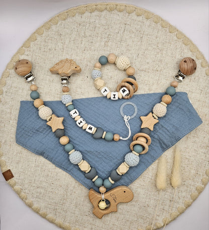 Modernes 3-teiliges Baby Set mit Namen. Kinderwagenkette, Schnullerkette & Greifling, BPA-frei & sicher