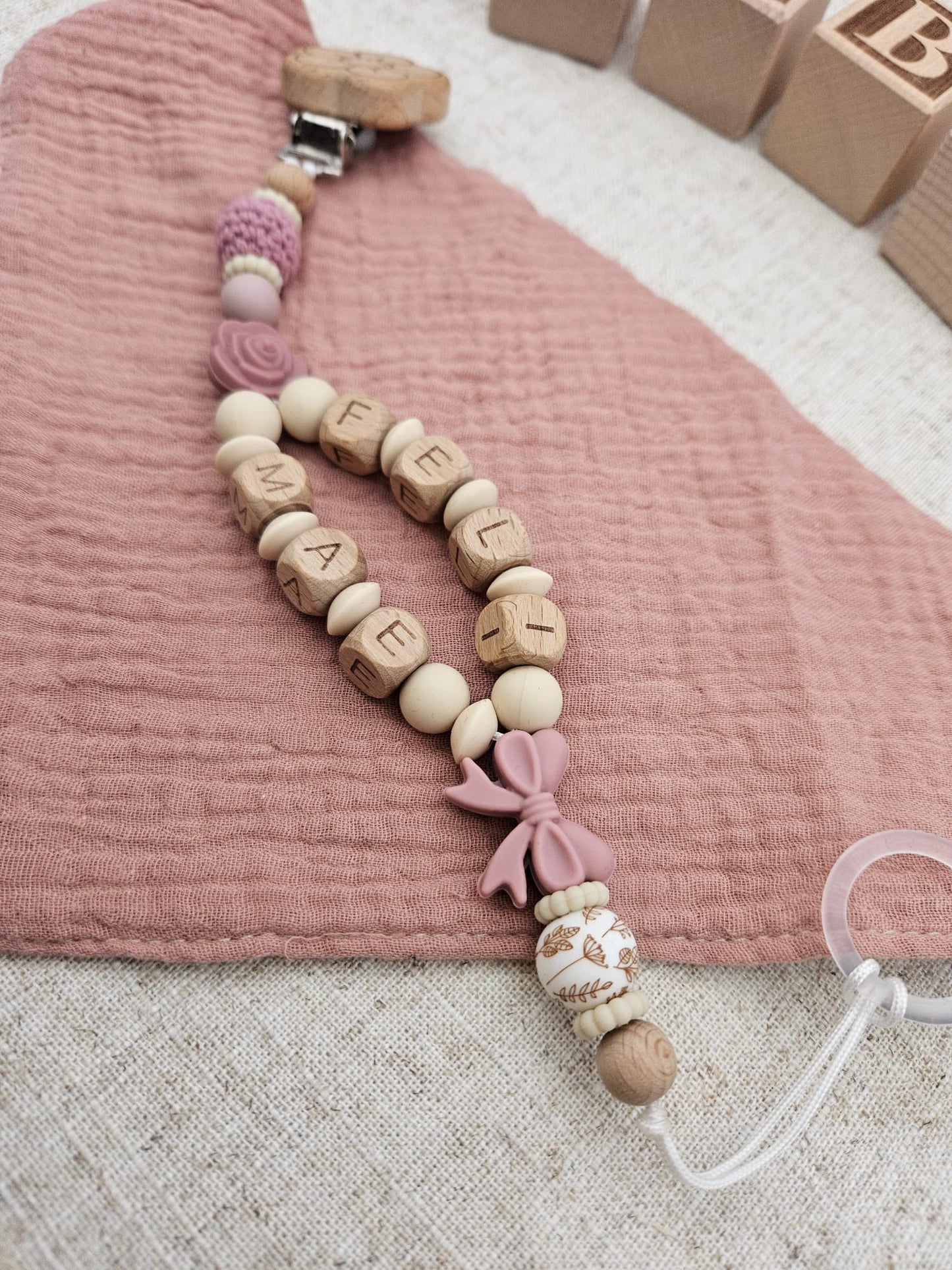Personalisierte Schnullerkette mit Namen – Baby Mädchen rosa - Schleife - Holzbuchstaben