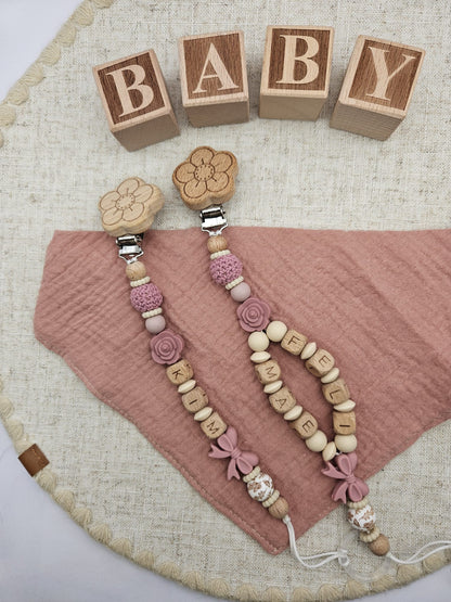 Personalisierte Schnullerkette mit Namen – Baby Mädchen rosa - Schleife - Holzbuchstaben