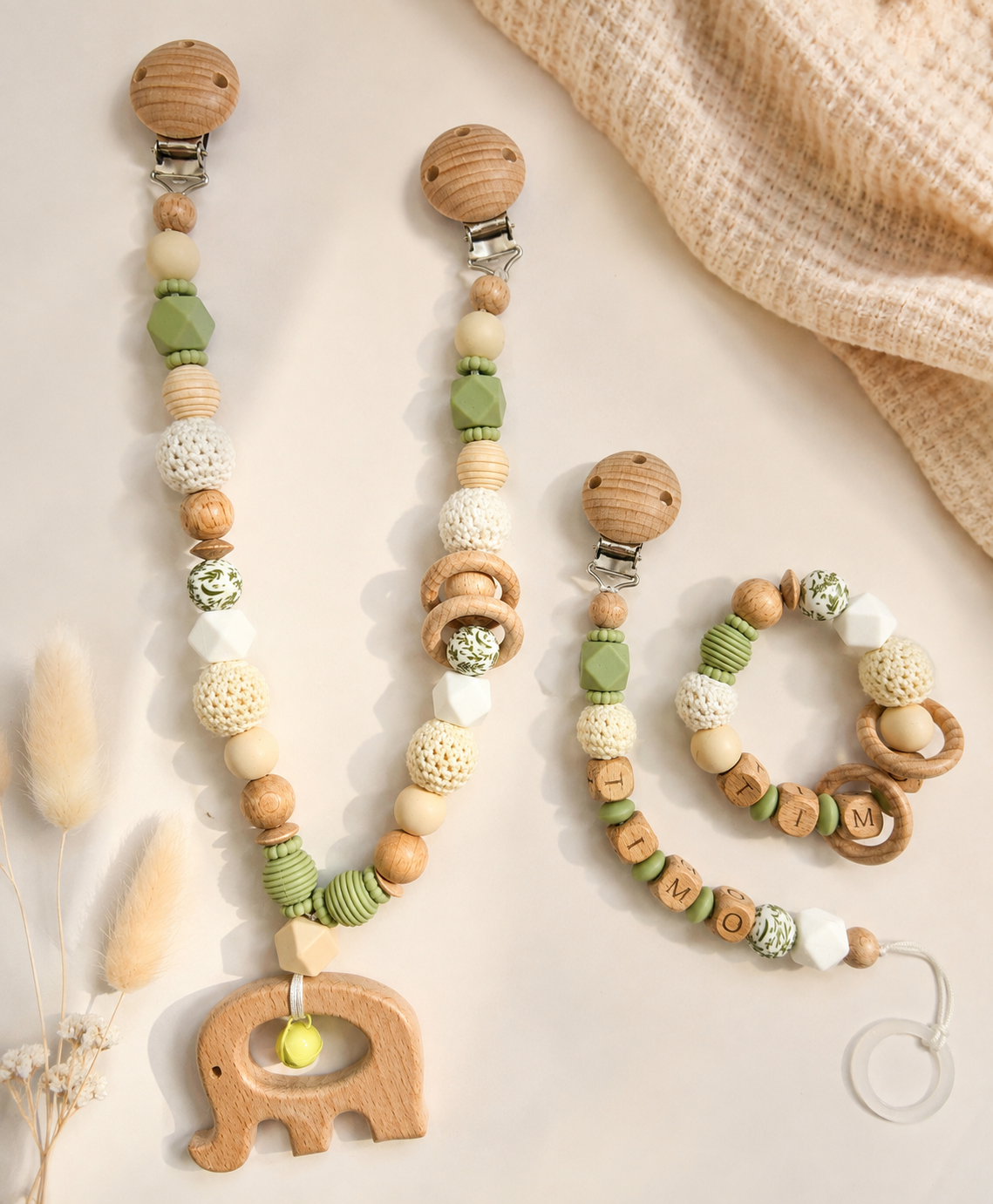 Personalisiertes Baby-Set mit Namen – Kinderwagenkette, Schnullerkette & Greifling – Salbeigrün & Holz