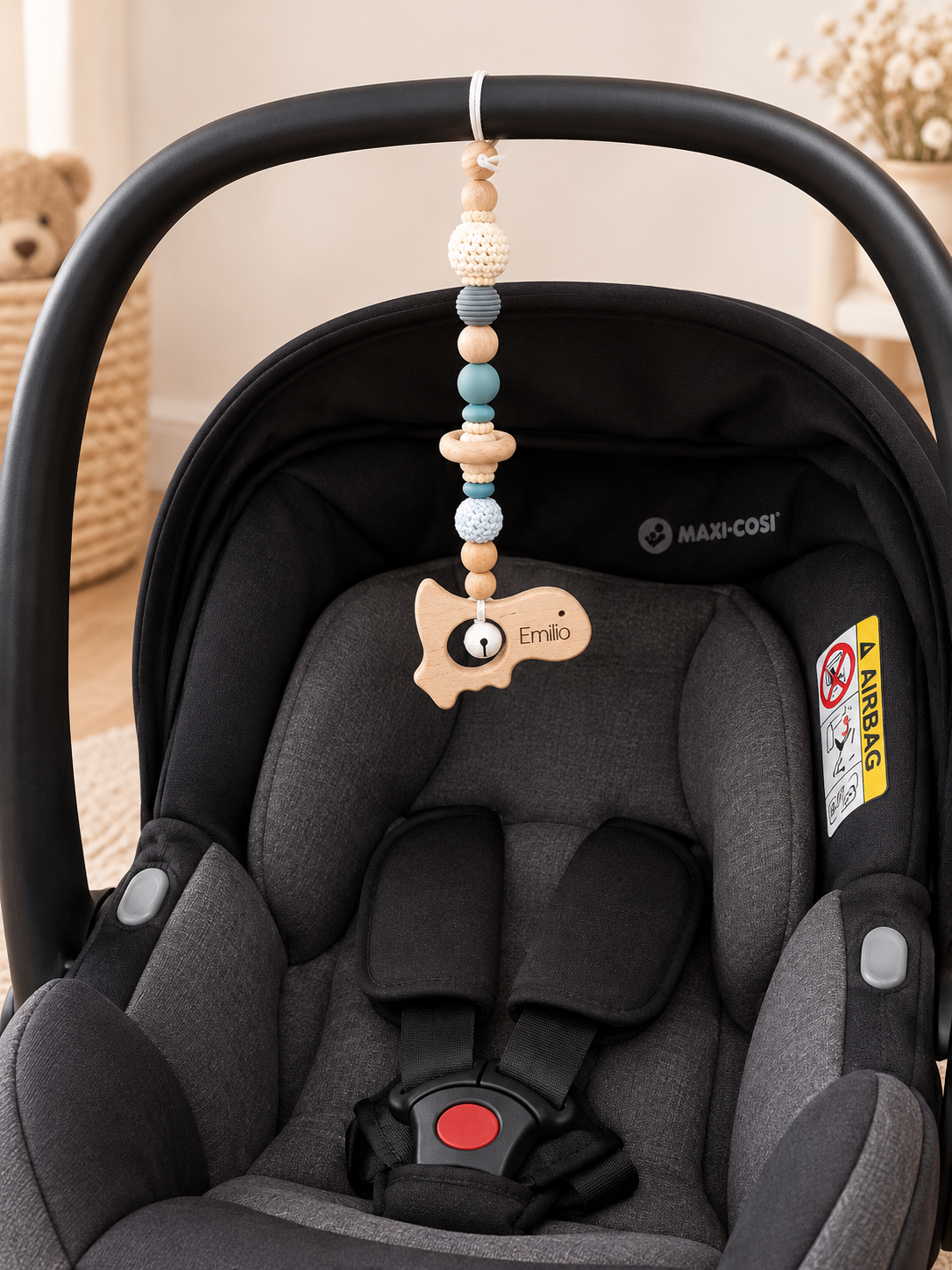 Personalisierter Maxi-Cosi Anhänger mit Holzfigur & Glöckchen | Baby Anhänger