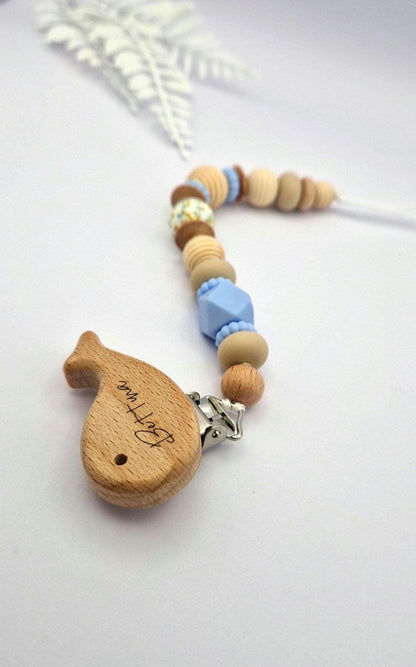 Personalisierte Schnullerkette mit Gravur | Holz & Silikon naturblau | Geschenk zur Geburt | Handgefertigte Schnullerkette für Babys