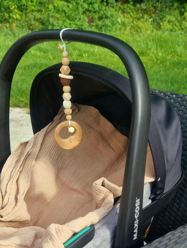 PERSONALISIERTER Maxicosi Montessori Babyanhänger aus Holz und Silikon: BPA-freies sensorisches Spielzeug und Babyparty-Geschenk für Neugeborene