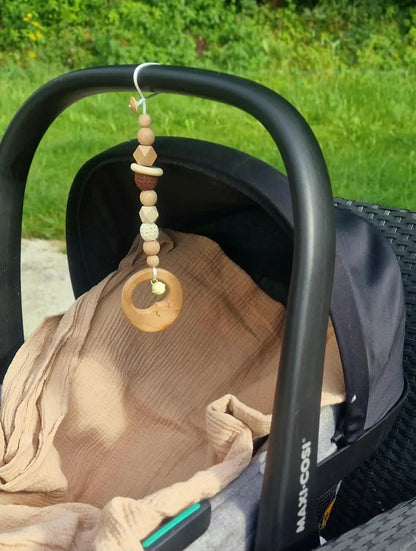 PERSONALISIERTER Maxicosi Montessori Babyanhänger aus Holz und Silikon: BPA-freies sensorisches Spielzeug und Babyparty-Geschenk für Neugeborene