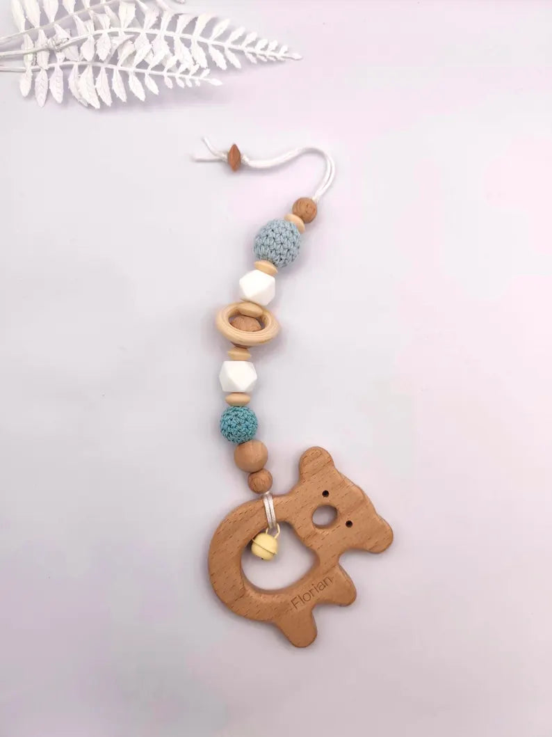 PERSONALISIERTER Maxicosi Montessori Babyanhänger aus Holz und Silikon: BPA-freies sensorisches Spielzeug und Babyparty-Geschenk für Neugeborene