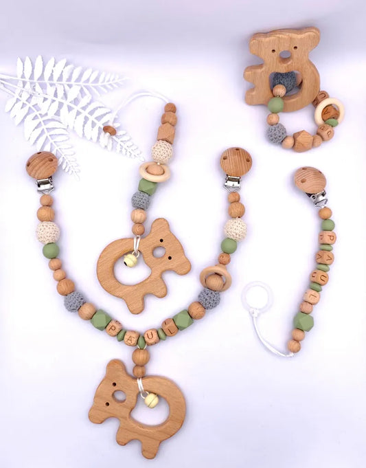 Personalisiertes 4-teiliges Baby-Geschenkset – Schnullerkette, Kinderwagenkette, Greifling & Maxicosi-Anhänger – handgefertigt in Österreich