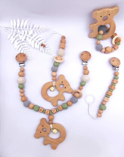 Personalisiertes 4-teiliges Baby-Geschenkset – Schnullerkette, Kinderwagenkette, Greifling & Maxicosi-Anhänger – handgefertigt in Österreich