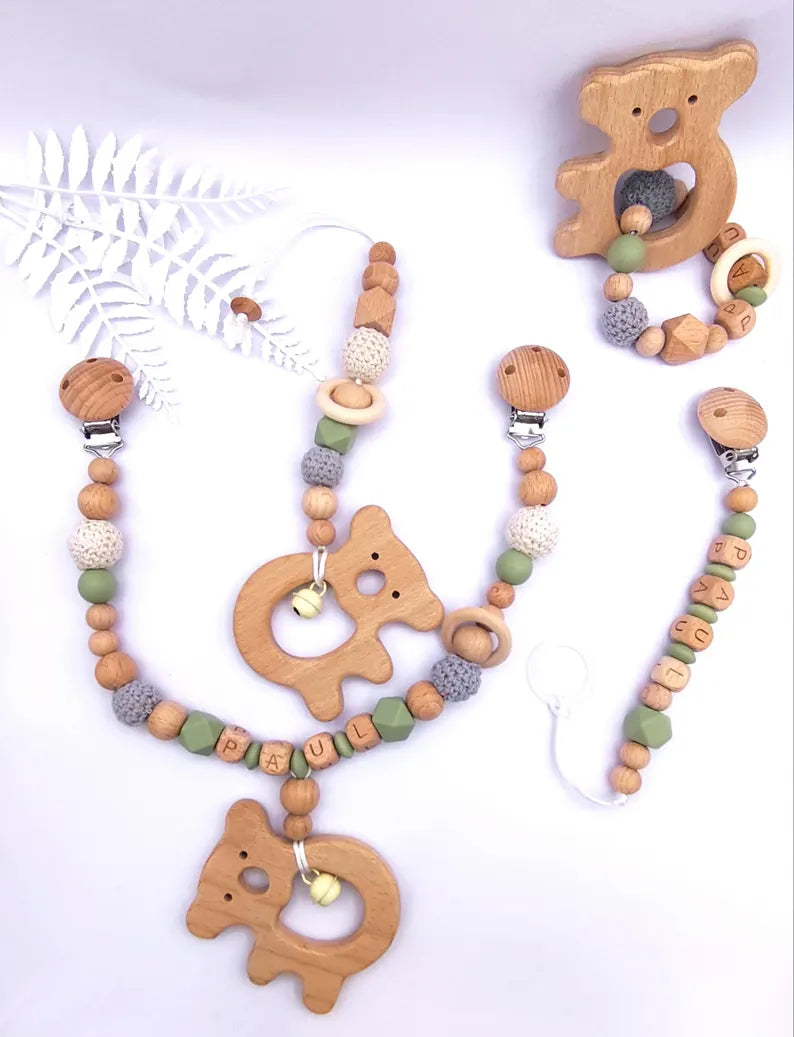 Personalisiertes 4-teiliges Baby-Geschenkset – Schnullerkette, Kinderwagenkette, Greifling & Maxicosi-Anhänger – handgefertigt in Österreich