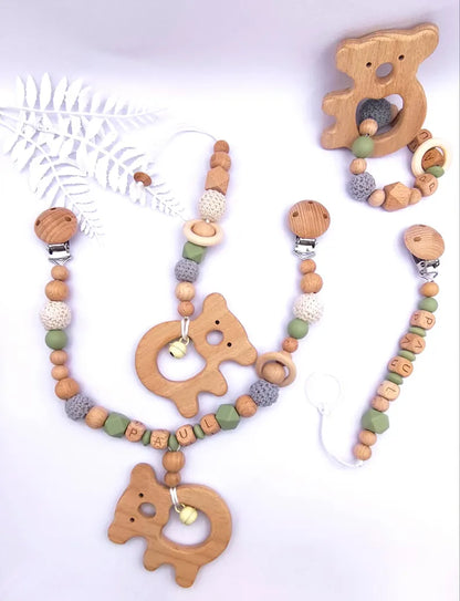 Personalisiertes 4-teiliges Baby-Geschenkset – Schnullerkette, Kinderwagenkette, Greifling & Maxicosi-Anhänger – handgefertigt in Österreich