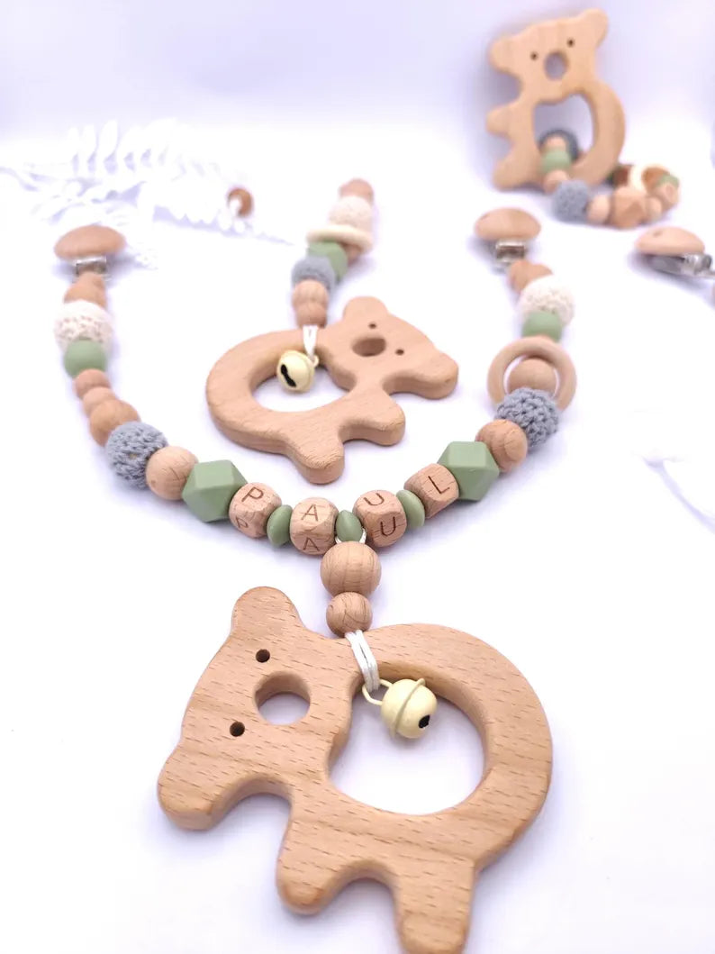 Personalisiertes 4-teiliges Baby-Geschenkset – Schnullerkette, Kinderwagenkette, Greifling & Maxicosi-Anhänger – handgefertigt in Österreich