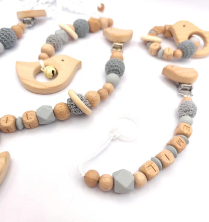 4-teiliges personalisiertes Baby-Geschenkset – Schnullerkette, Kinderwagenkette, Greifling & Maxicosi-Anhänger, handgefertigt in Österreich
