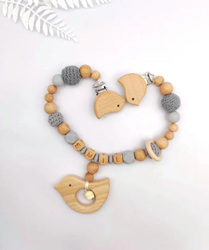 4-teiliges personalisiertes Baby-Geschenkset – Schnullerkette, Kinderwagenkette, Greifling & Maxicosi-Anhänger, handgefertigt in Österreich