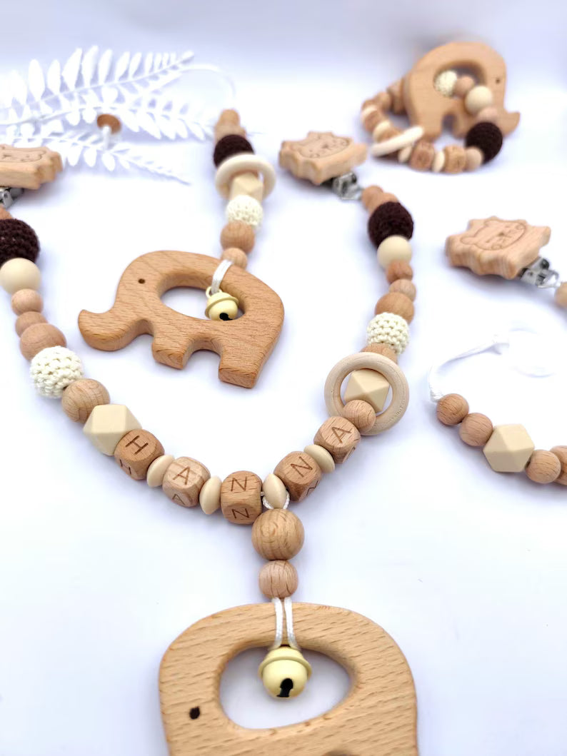 Personalisierte 4-teilige Kinderwagenkette: Schnullerkette aus Baumwolle mit Namen, Greifling und Maxi-Cosi-Anhänger - Babyparty-Geschenk