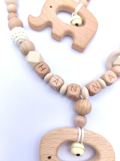 Personalisierte 4-teilige Kinderwagenkette: Schnullerkette aus Baumwolle mit Namen, Greifling und Maxi-Cosi-Anhänger - Babyparty-Geschenk