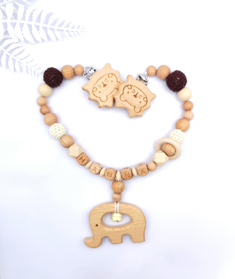 Personalisierte 4-teilige Kinderwagenkette: Schnullerkette aus Baumwolle mit Namen, Greifling und Maxi-Cosi-Anhänger - Babyparty-Geschenk