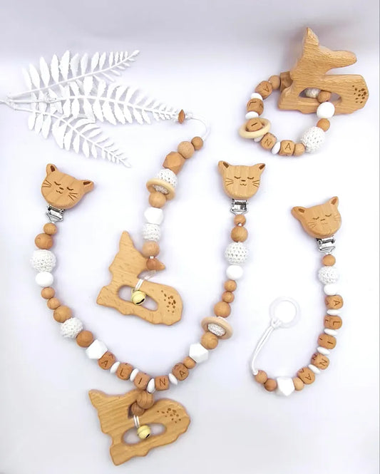Personalisierte 4-teilige Kinderwagenkette: Schnullerkette aus Baumwolle mit Namen - Greifling und Maxi-Cosi-Anhänger - Babyparty-Geschenk