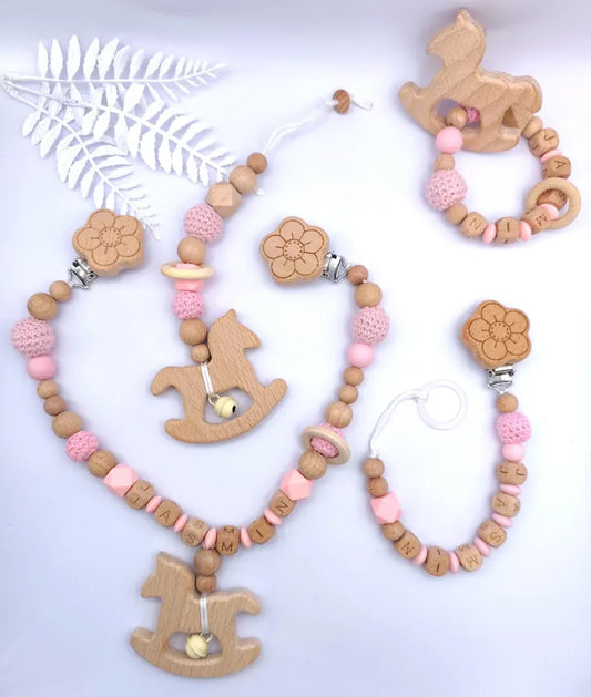 BABY GESCHENKSET 4-teilig personalisiert Rosa: Schnullerkette aus Buchenholz, Kinderwagenspielzeug, Greifling und Maxicosi-Anhänger