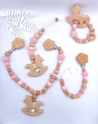 BABY GESCHENKSET 4-teilig personalisiert Rosa: Schnullerkette aus Buchenholz, Kinderwagenspielzeug, Greifling und Maxicosi-Anhänger