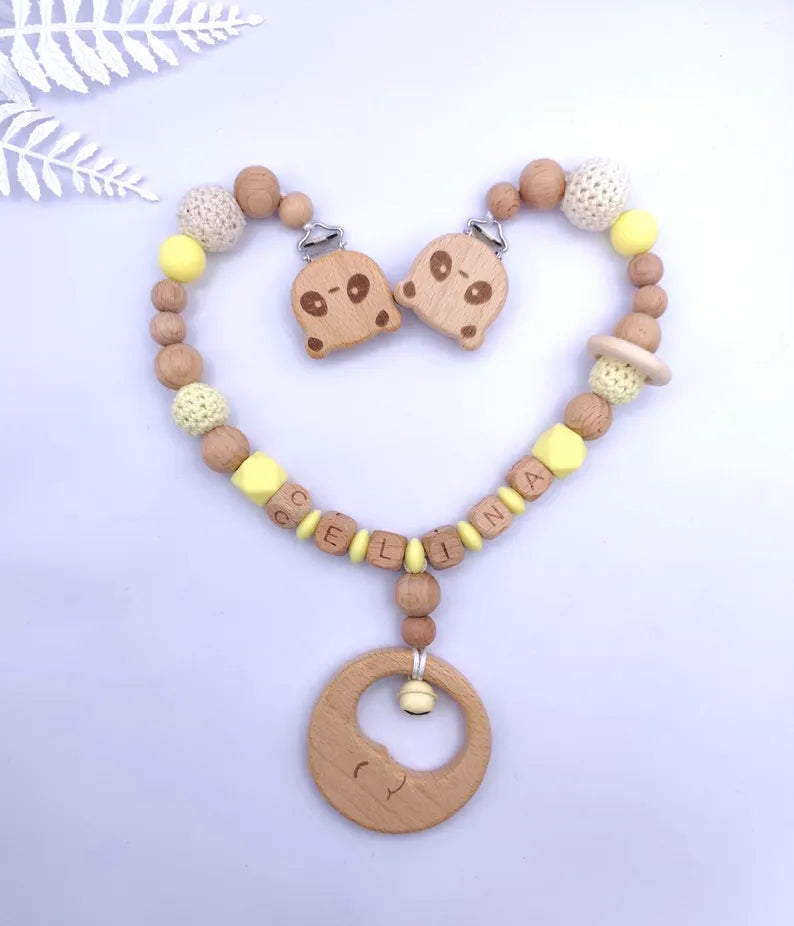 4-teiliges personalisiertes Baby-Geschenkset – Schnullerkette, Kinderwagenkette, Greifling & Maxicosi-Anhänger, handgefertigt in Österreich