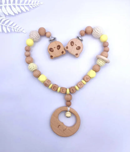 4-teiliges personalisiertes Baby-Geschenkset – Schnullerkette, Kinderwagenkette, Greifling & Maxicosi-Anhänger, handgefertigt in Österreich