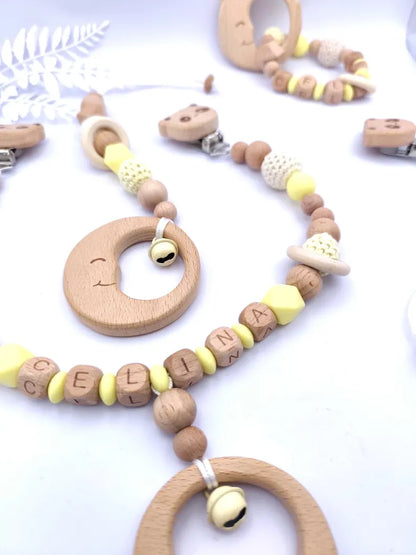 4-teiliges personalisiertes Baby-Geschenkset – Schnullerkette, Kinderwagenkette, Greifling & Maxicosi-Anhänger, handgefertigt in Österreich