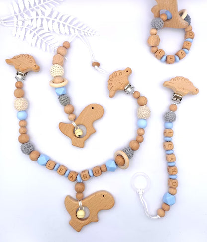 Personalisiertes 4-teiliges Baby-Geschenkset – Schnullerkette, Kinderwagenkette, Greifling & Maxi-Cosi-Anhänger, handgefertigt in Österreich
